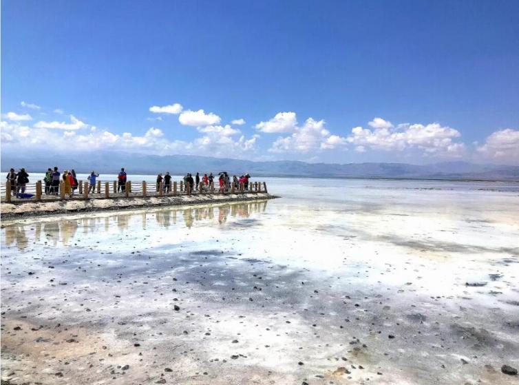 不要让茶卡盐湖天空之境变垃圾场，呼吁游客不要在景区里随意丢垃圾