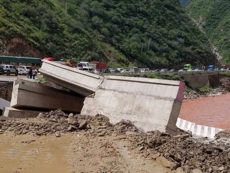 7-8月雨季期间川藏线自驾游，要注意哪些危险路段