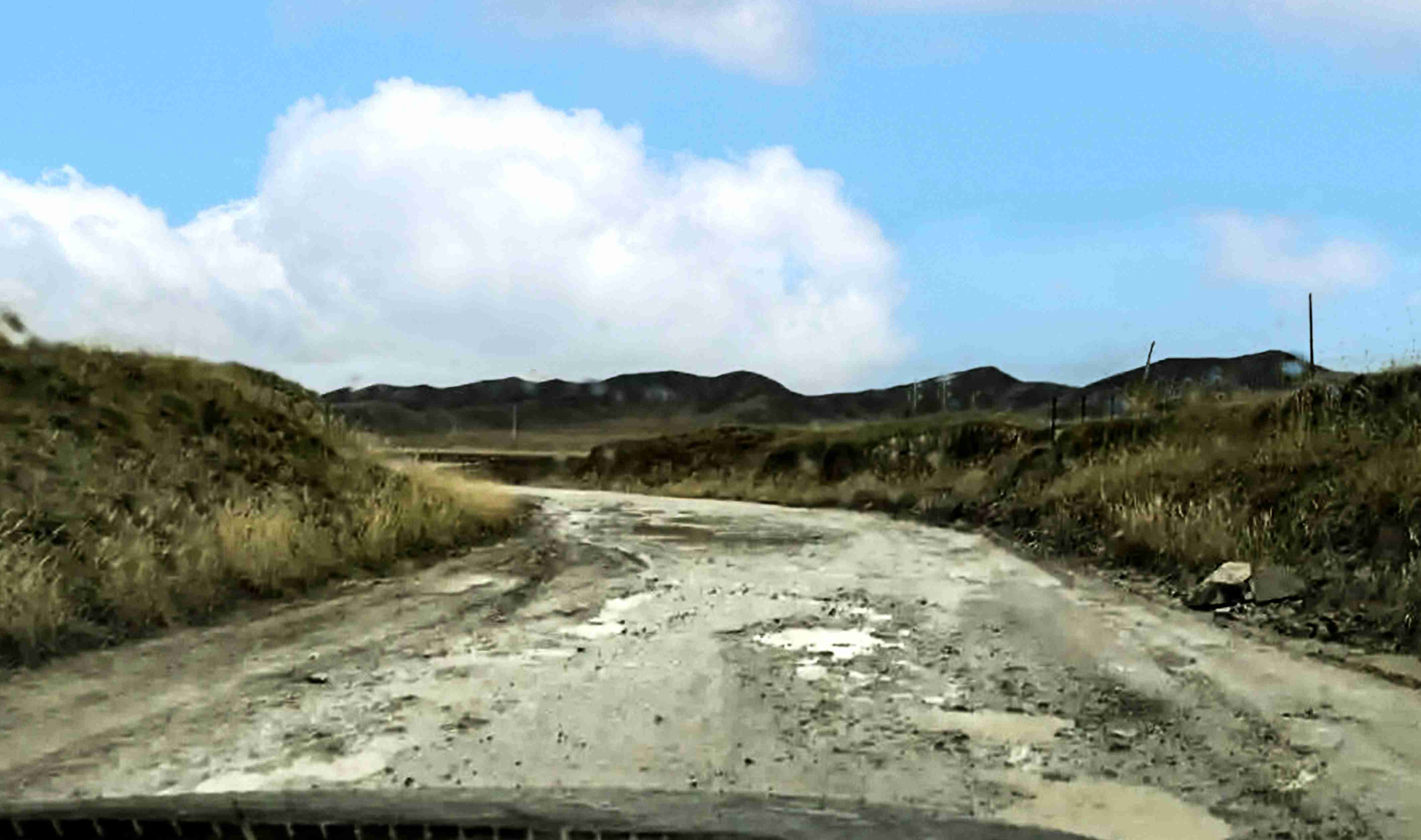 自驾若尔盖草原，欲抄近路至九曲黄河第一湾，却误入数十公里烂路