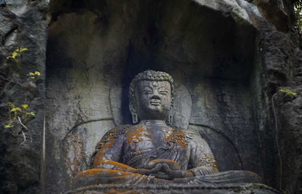 杭州游览灵隐寺，别错过飞来峰那些精美佛像，它们的历史更久远