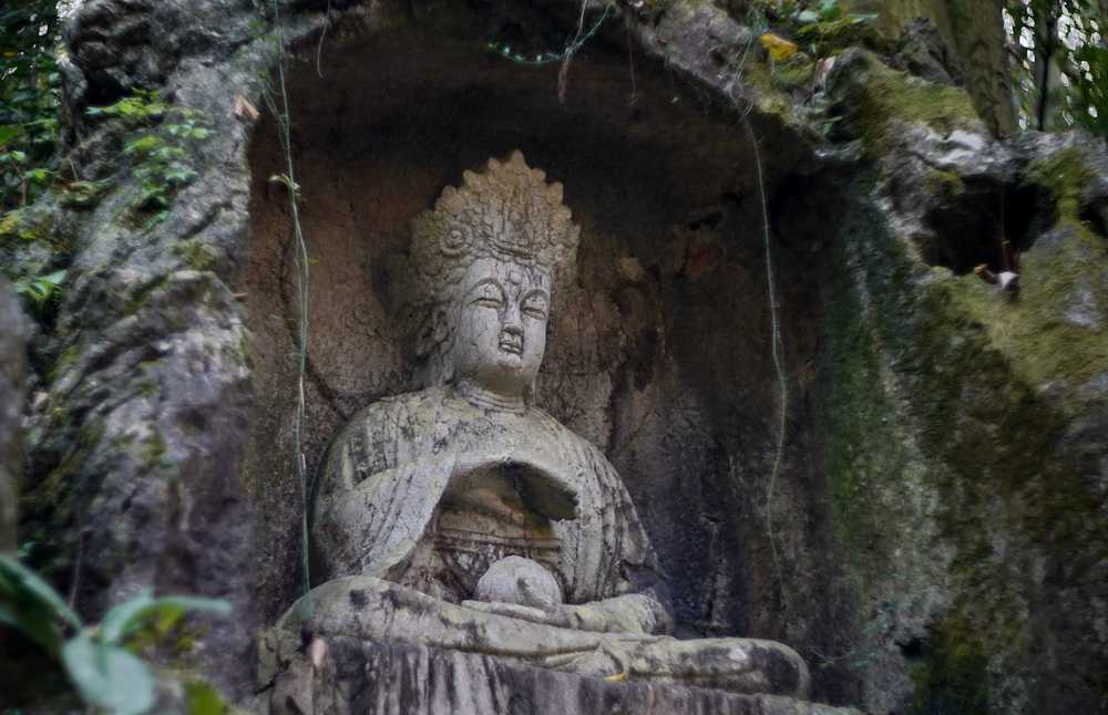 杭州游览灵隐寺，别错过飞来峰那些精美佛像，它们的历史更久远