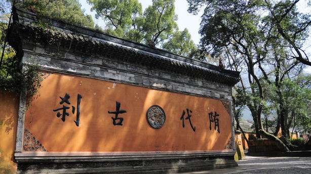 浙江香火最旺的十大寺庙，有一间非常奇特，你去过几个地方